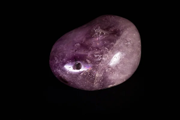 抛光, 紫水晶超过黑色 — 图库照片