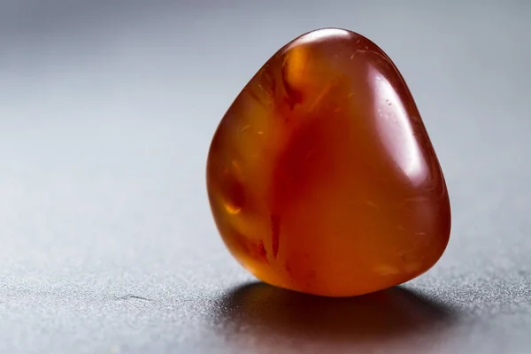 Polido carnelian no preto — Fotografia de Stock