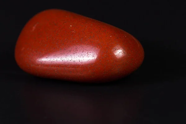 Κόκκινο ίασπι σε μαύρο — Φωτογραφία Αρχείου