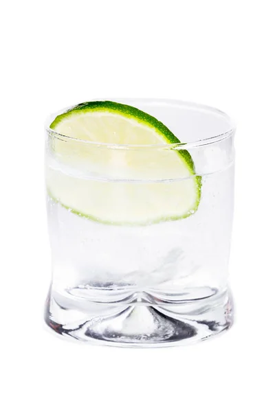 Wodka frisdrank met limoen — Stockfoto