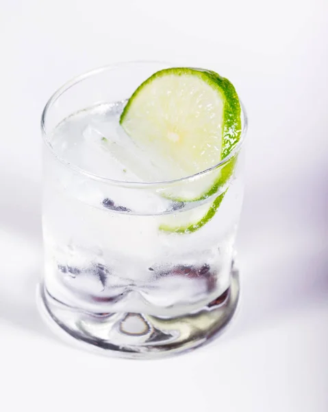 Vodka soda con lima —  Fotos de Stock