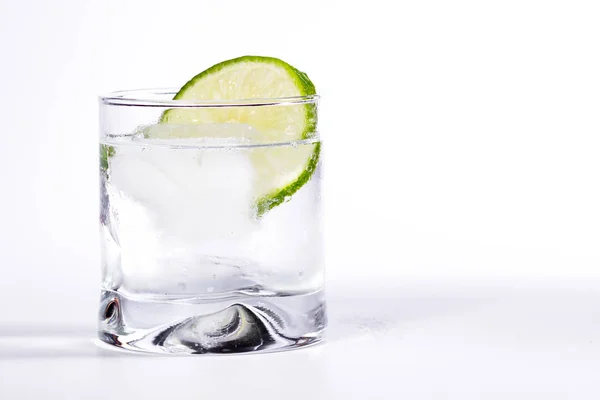 Vodkasooda limetillä — kuvapankkivalokuva