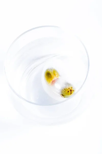 Грязный мартини со льдом — стоковое фото