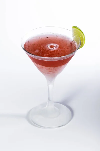 Röd martini över vita — Stockfoto