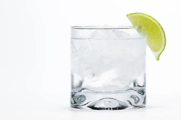 Vodkasooda limetillä — kuvapankkivalokuva