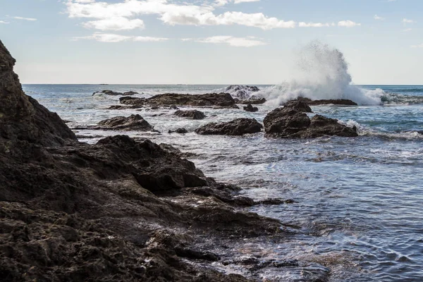 Wave stänk på klipporna — Stockfoto