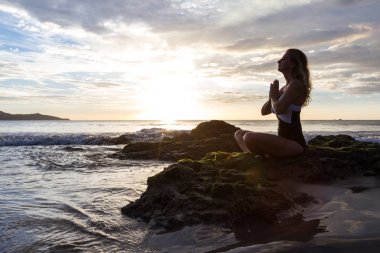 Sahilde gün batımı 