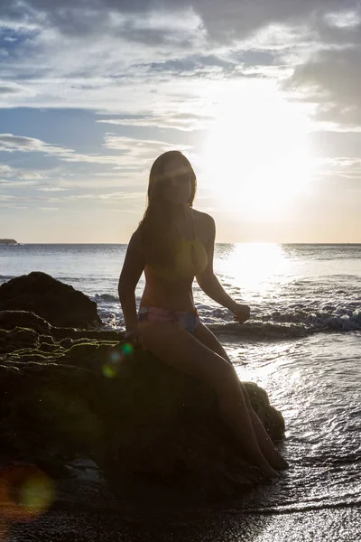 Modell på stranden — Stockfoto