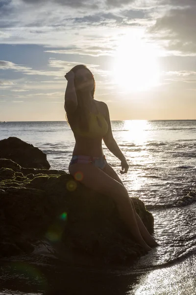 Modello in spiaggia — Foto Stock