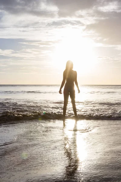 Modell på stranden — Stockfoto