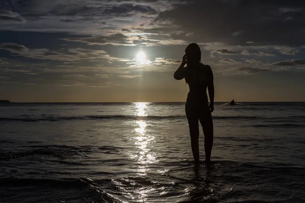 Modell på stranden — Stockfoto