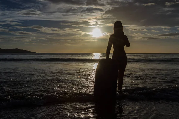 Modell på stranden — Stockfoto