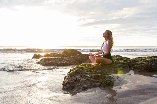 Sunset at the beach — Stock Photo, Image