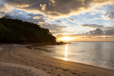 Sahilde gün batımı 