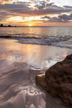 Sahilde gün batımı 