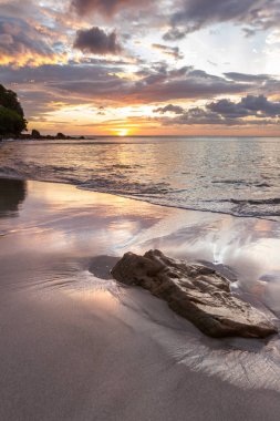 Sahilde gün batımı 