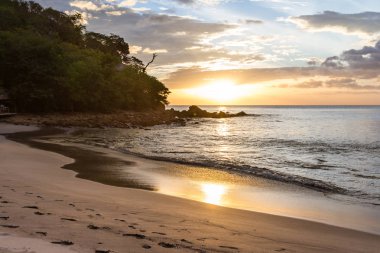 Sahilde gün batımı 