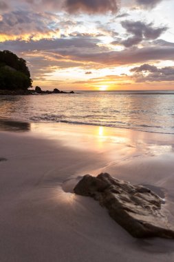 Sahilde gün batımı 