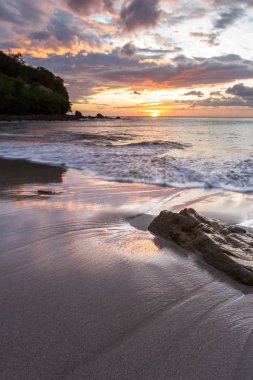 Sahilde gün batımı 