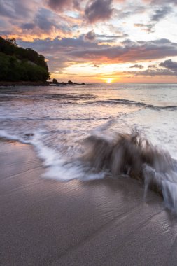 Sahilde gün batımı 