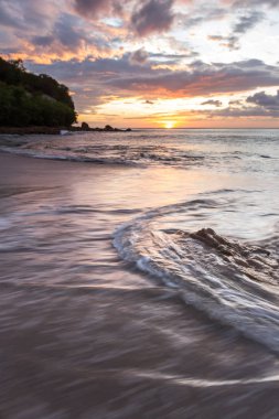 Sahilde gün batımı 