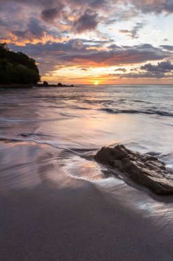 Sahilde gün batımı 