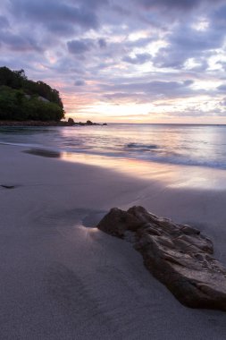 Sahilde gün batımı 