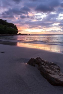 Sahilde gün batımı 