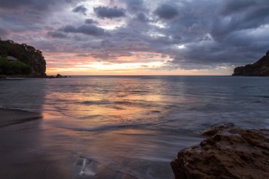 Sahilde gün batımı 
