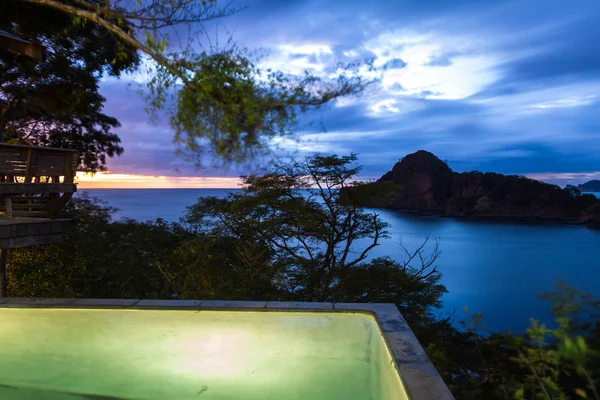 Piscina con vistas al mar de lujo — Foto de Stock