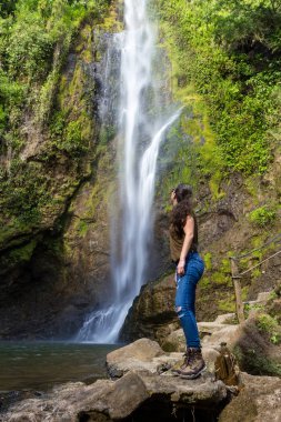 Kosta Rika tropik şelale