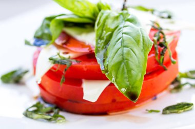 taze caprese salatası 