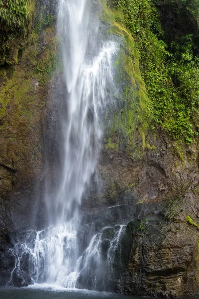 Tropikalne wodospady w Kostaryce — Zdjęcie stockowe
