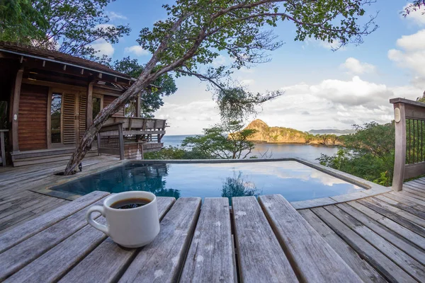 Koffie bij het zwembad — Stockfoto