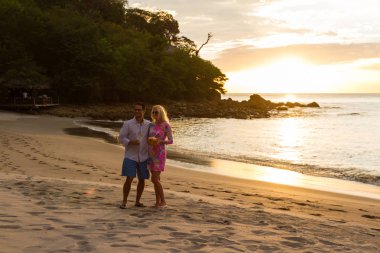 Sahilde gün batımı 