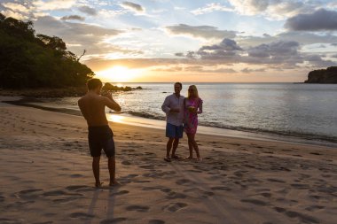 Sahilde gün batımı 