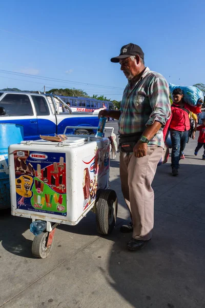 Street vendor in Nicaragua — Stock Photo, Image