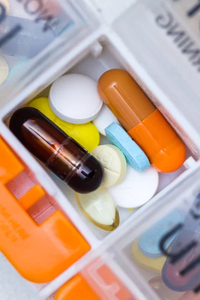 Organizador de medicamentos de prescrição — Fotografia de Stock