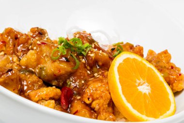Baharatlı portakal tavuğu 