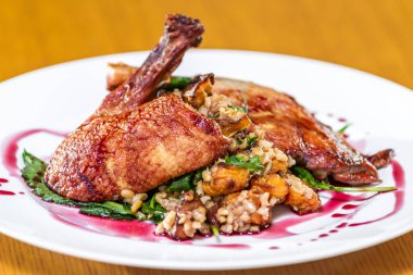 Kızarmış ördek ve risotto. 