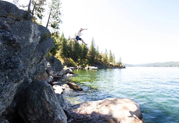 Jumping to the lake — Stock Photo, Image