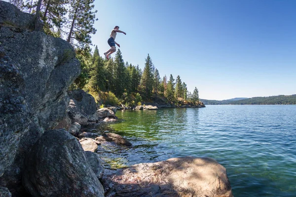 Saltar para o lago — Fotografia de Stock