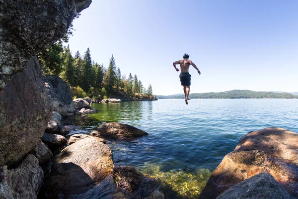 Hoppar till sjön — Stockfoto