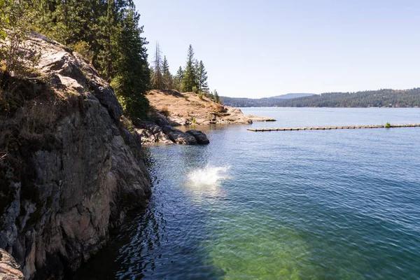 Jumping to the lake — Stock Photo, Image