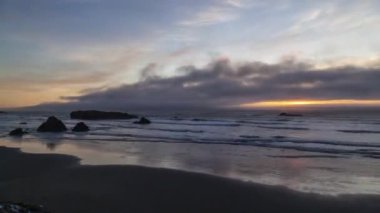 Güney Oregon sahilinde gün batımında büyük bir sis tabakası geçerken güzel bir zaman atlaması.