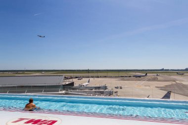 Piste bakan çatı havuzu