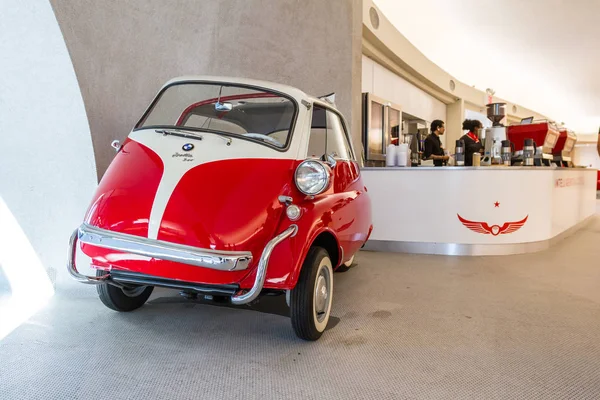 Bmw Isetta på Twa Hotel — Stockfoto