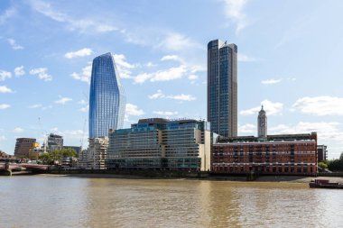 Thames nehri manzaralı bir otel.