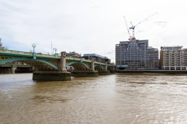 Thames 'in karşısındaki banka binaları