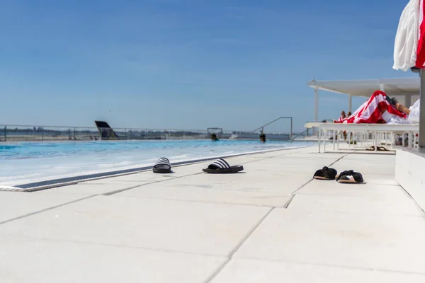 활주로 가 내려다 보이는 옥상 수영장 — 스톡 사진